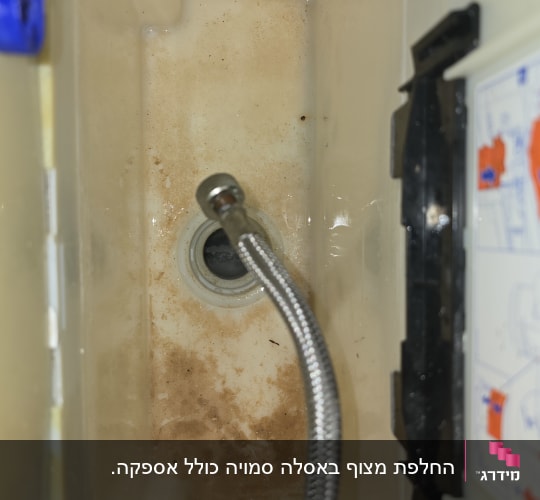 תמונה של פנים מיכל מים עם צינור מתכת